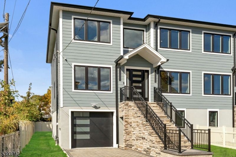 Exterior, Facade, Rowhouse