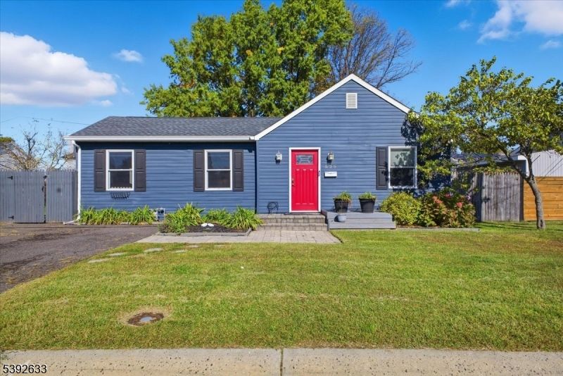 Exterior, Facade, Ranch