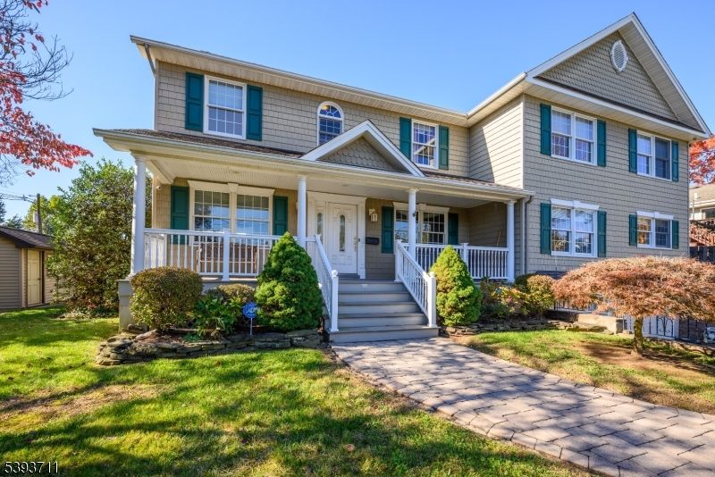 Exterior, Facade, Queen Anne Victorian
