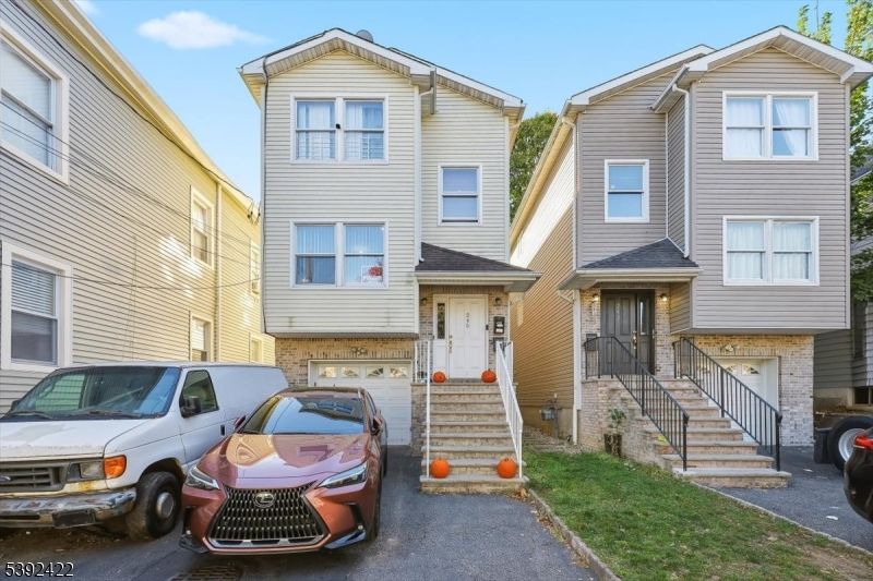 Attached, Exterior, Facade, Rowhouse