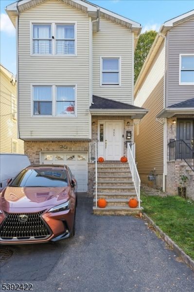 Attached, Exterior, Facade, Rowhouse