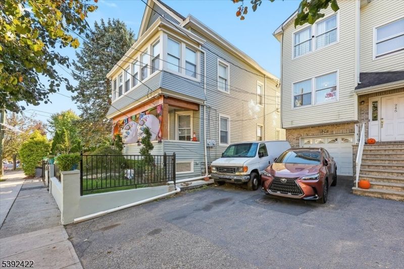 Attached, Exterior, Facade, Rowhouse