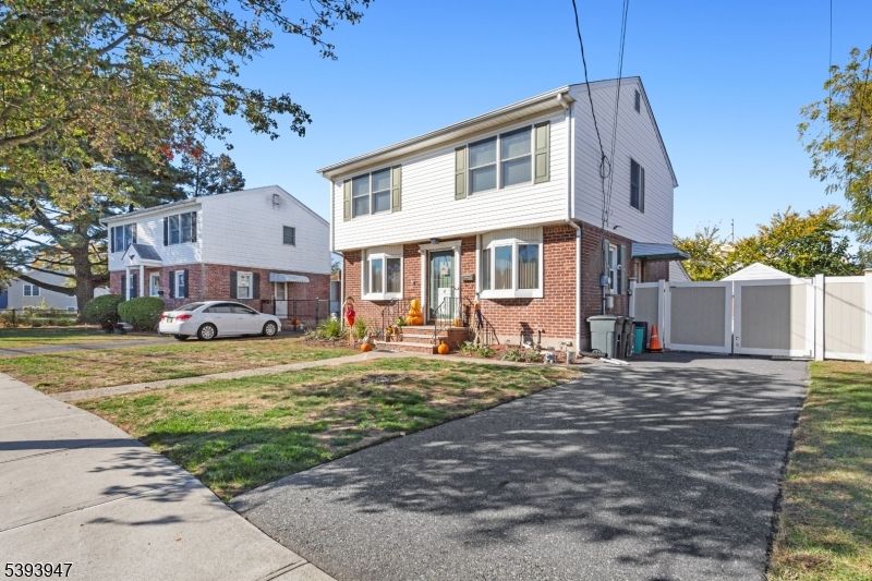 Exterior, Facade, Brick Facade, American Foursquare