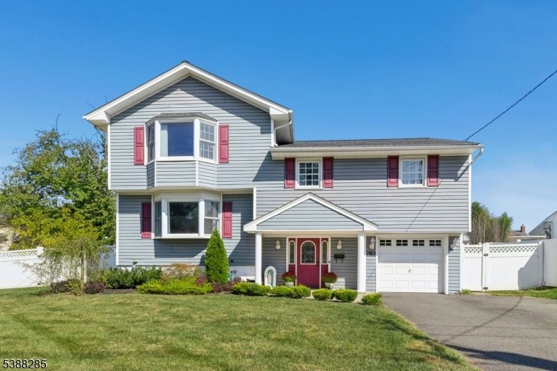 Attached, Exterior, Facade, Split Level