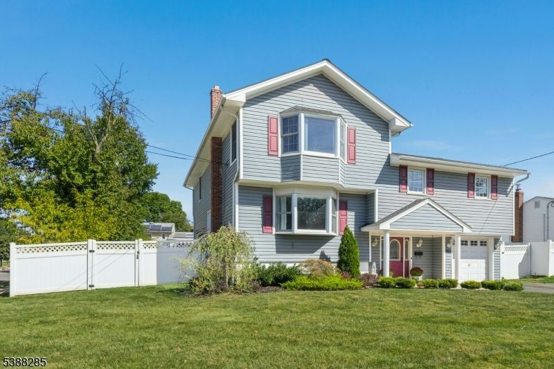 Attached, Exterior, Facade, Split Level