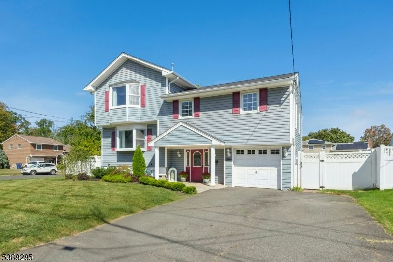 Attached, Exterior, Facade, Split Level