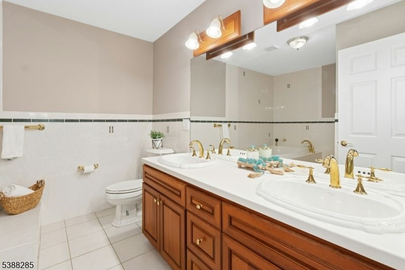 Bathroom, Dual Sink Vanities, Interior