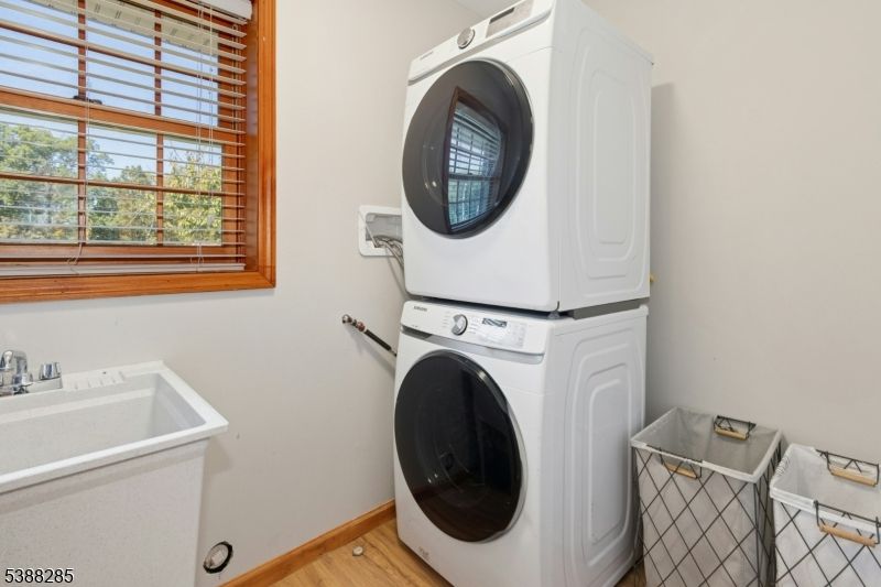 Interior, Utility Closets, Washer, Wood Texture Flooring