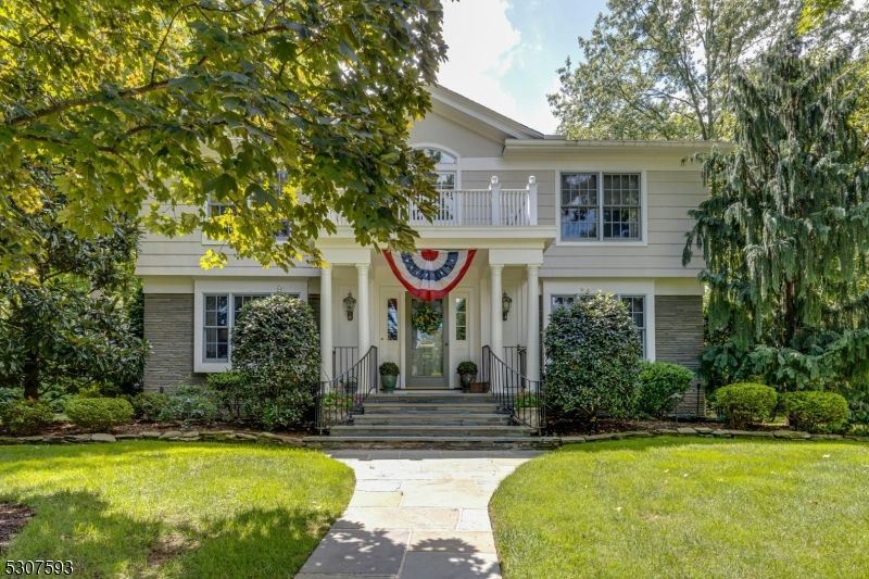Exterior, Facade, Raised Ranch