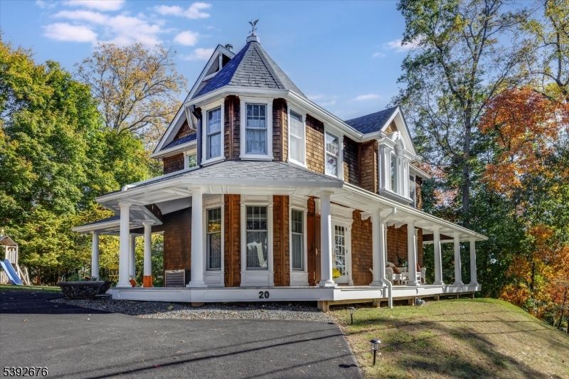 Exterior, Facade, Queen Anne Victorian