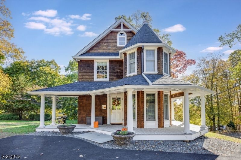 Exterior, Facade, Queen Anne Victorian