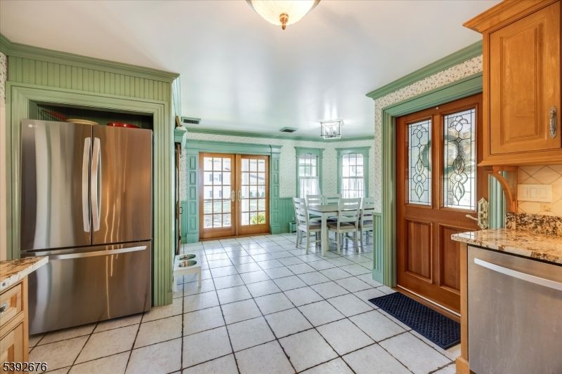 Chandelier, Dining room, Interior, Kitchen, Stainless Steel Appliances