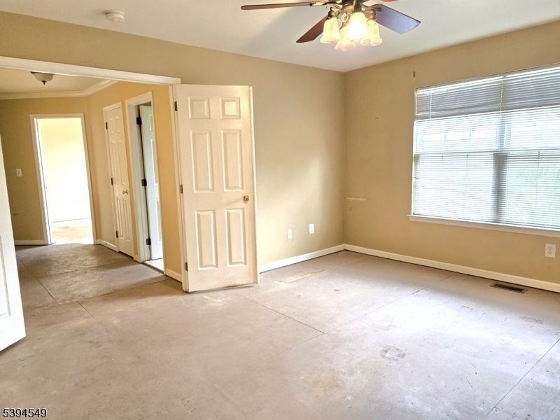 Empty room, Interior