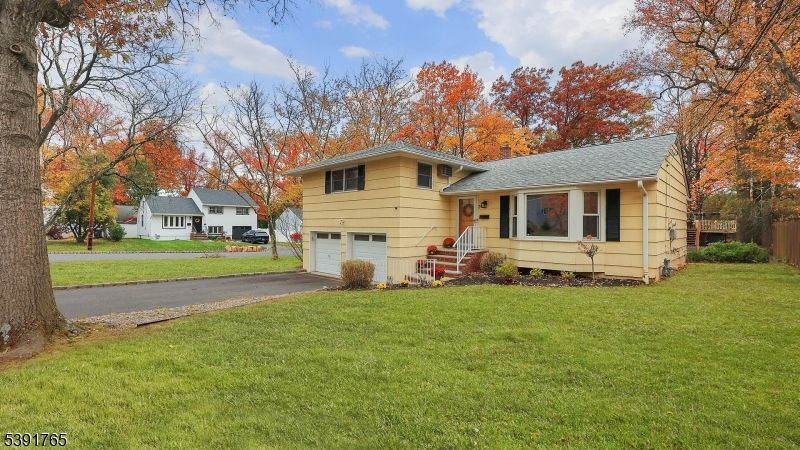 Attached, Exterior, Facade, Split Level