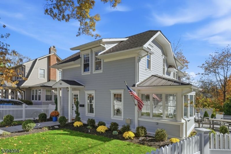 Exterior, Facade, American Foursquare