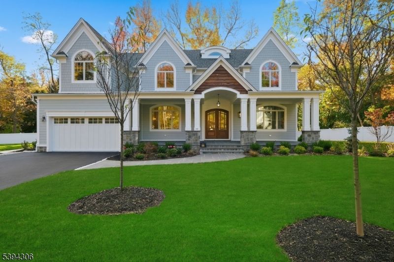 Attached, Exterior, Facade, Queen Anne Victorian