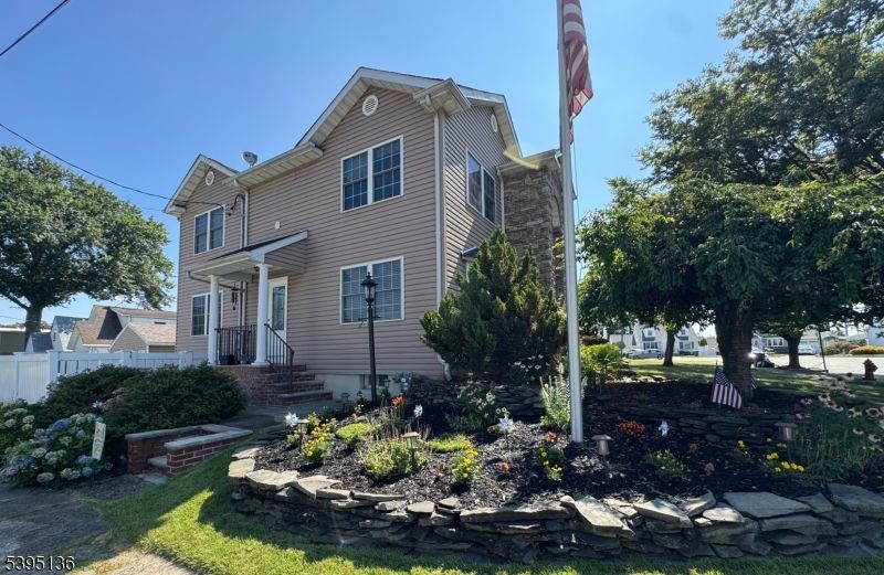 Exterior, Facade, Queen Anne Victorian