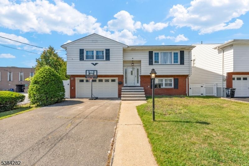 Attached, Exterior, Facade, Brick Facade, Raised Ranch