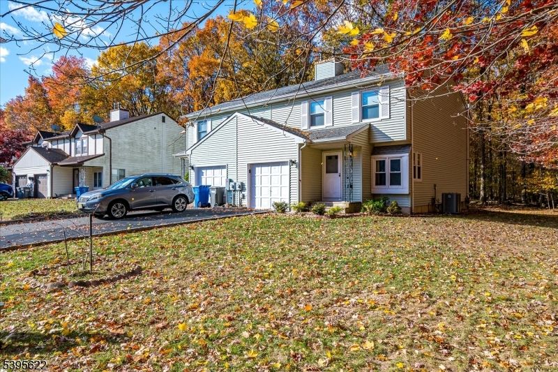 Attached, Exterior, Facade, Queen Anne Victorian