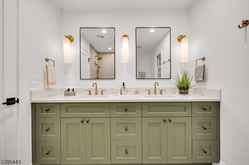 Bathroom, Dual Sink Vanities, Interior, Recessed Lighting