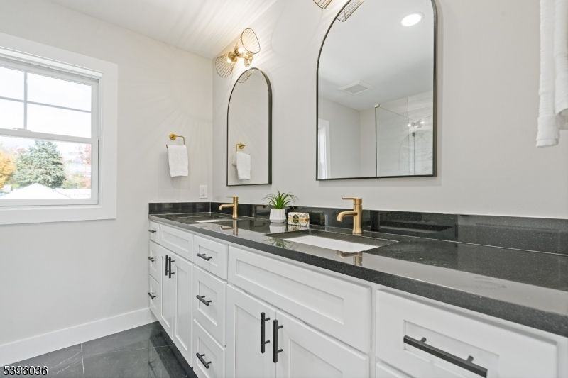 Bathroom, Dual Sink Vanities, Interior, Recessed Lighting