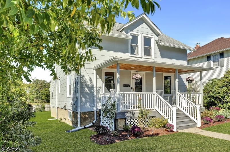 Exterior, Facade, Queen Anne Victorian