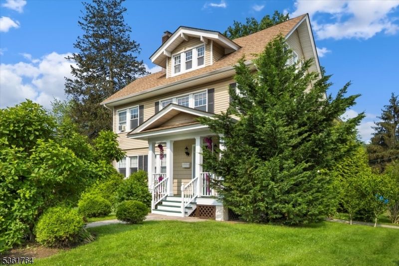 Exterior, Facade, American Foursquare