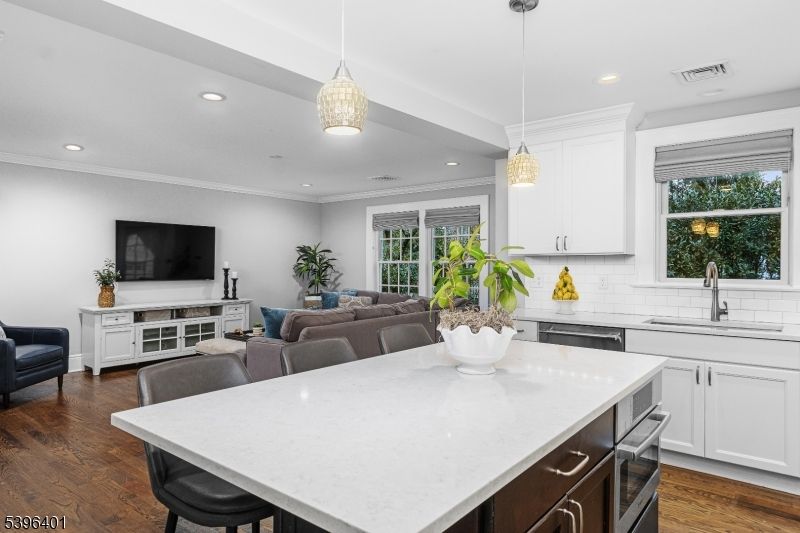 Interior, Kitchen, Living room, Pendant Lights, Recessed Lighting, Wood Texture Flooring