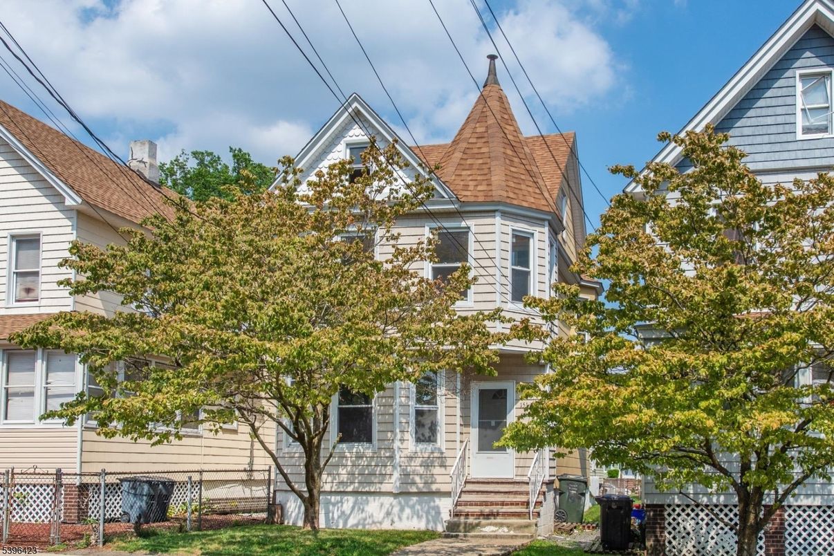 Exterior, Facade, Queen Anne Victorian