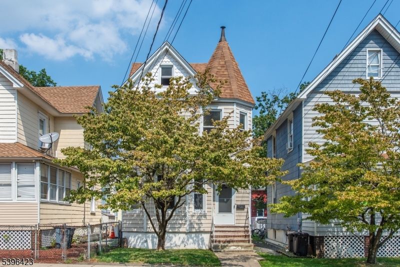 Exterior, Facade, Queen Anne Victorian