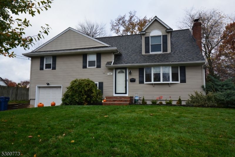 Attached, Exterior, Facade, Split Level