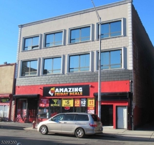 Exterior, Facade, Rowhouse