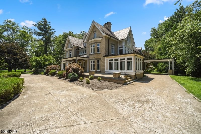 Backyard, Exterior, Facade, Queen Anne Victorian