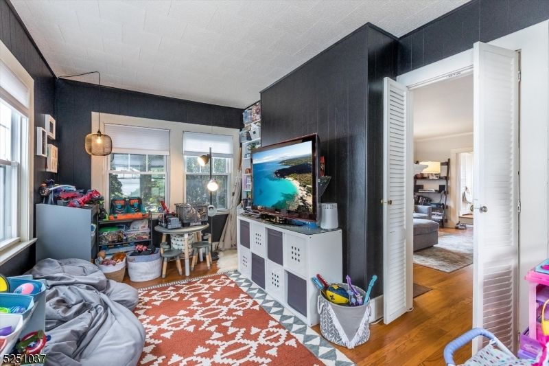 Interior, Pendant Lights, Wood Texture Flooring