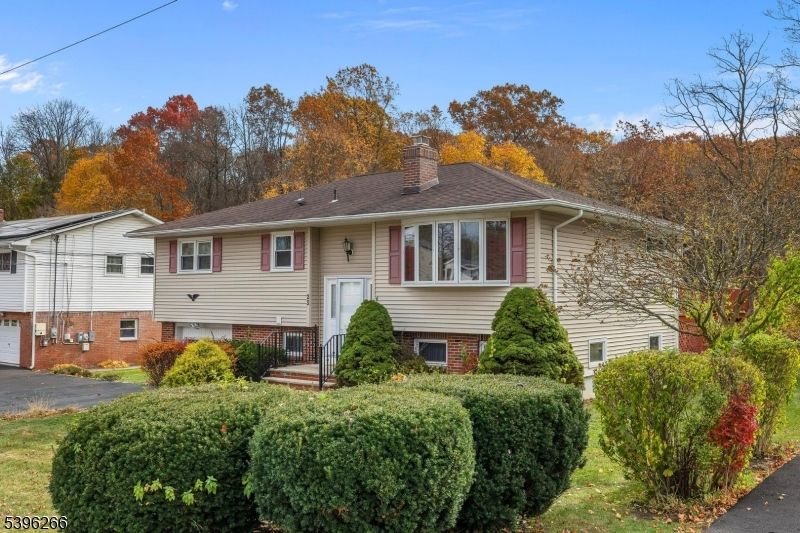 Attached, Exterior, Facade, Brick Facade, Raised Ranch