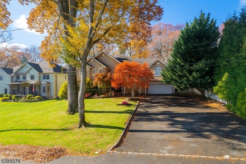 Attached, Exterior, Facade, None