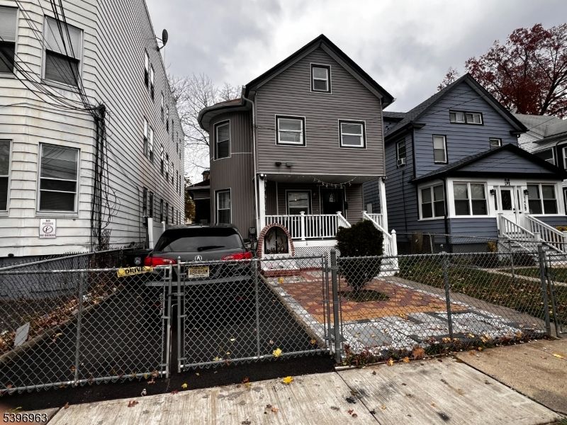 Exterior, Facade, Rowhouse
