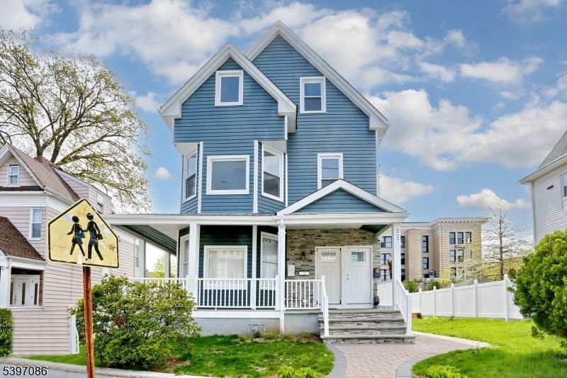 Exterior, Facade, Queen Anne Victorian