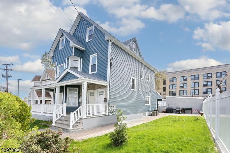 Exterior, Facade, Queen Anne Victorian