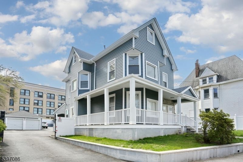 Exterior, Facade, Queen Anne Victorian