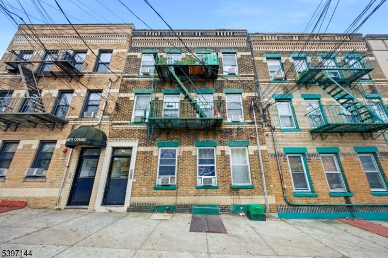 Exterior, Facade, Brick Facade, Rowhouse