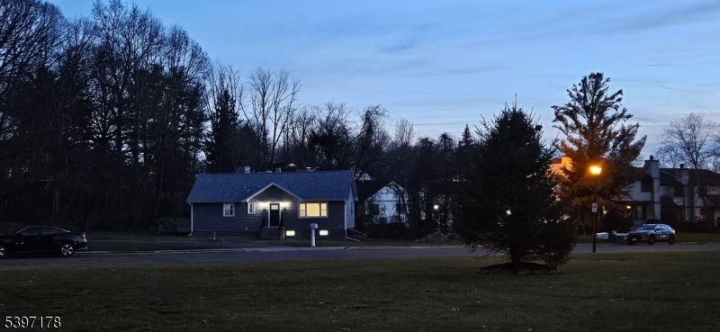 Exterior, Facade, Ranch