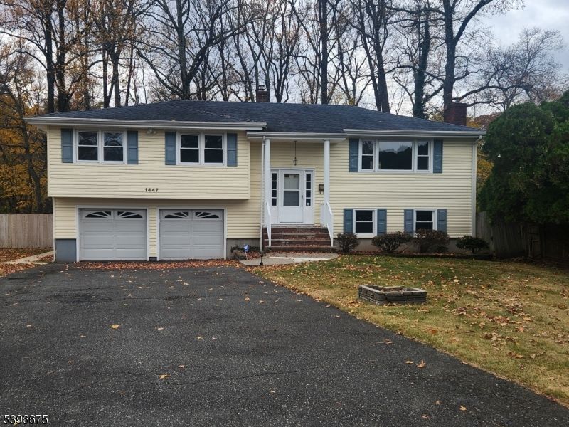 Attached, Exterior, Facade, Raised Ranch