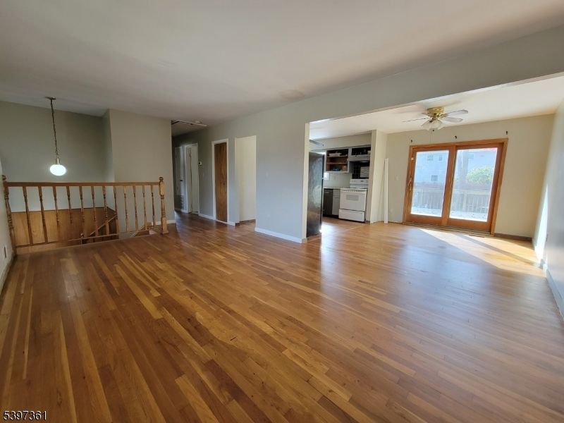 Empty room, Interior, Pendant Lights, Wood Texture Flooring