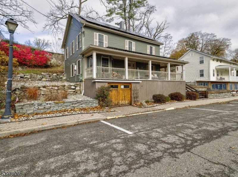 Exterior, Facade, American Foursquare