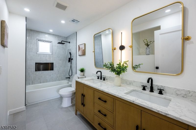 Bathroom, Dual Sink Vanities, Interior, Recessed Lighting