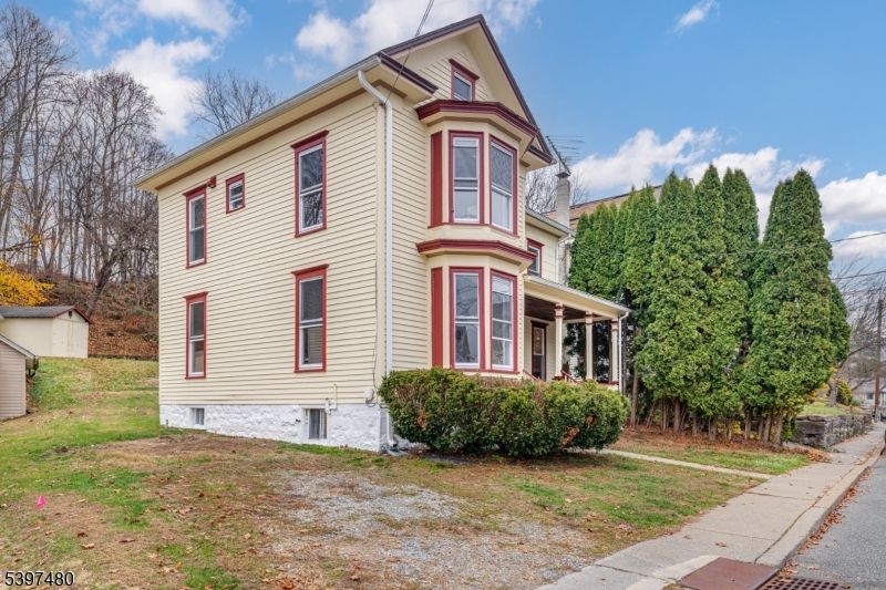 Backyard, Exterior, Facade, Queen Anne Victorian