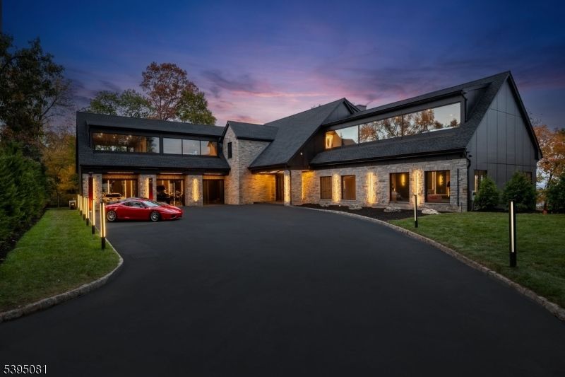 Exterior, Facade, Modern