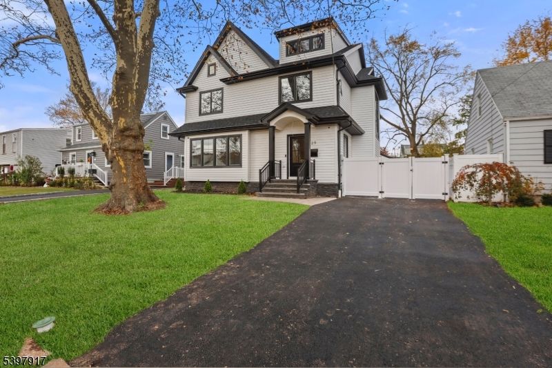 Exterior, Facade, Farmhouse