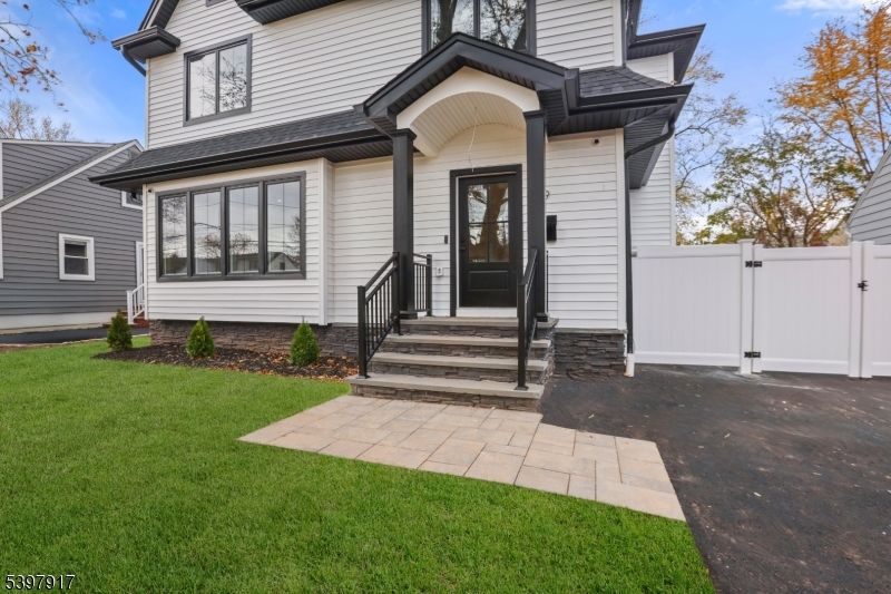 Exterior, Facade, Queen Anne Victorian